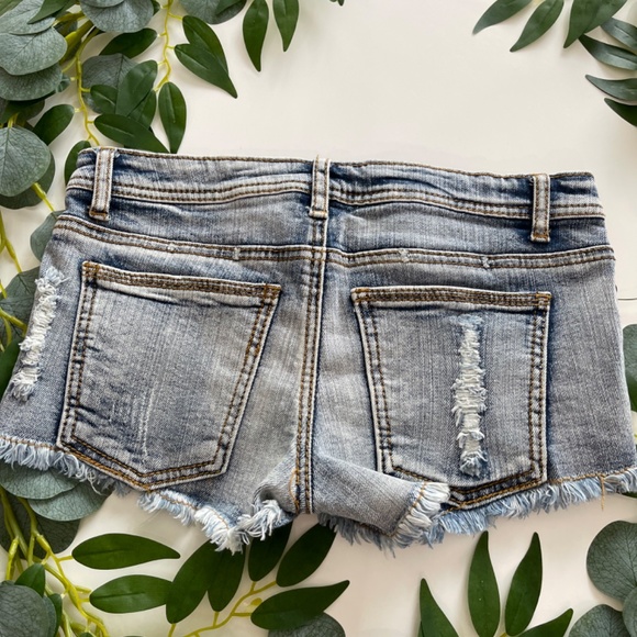 Short with  Rhinestone Distressed - Picture 3 of 4